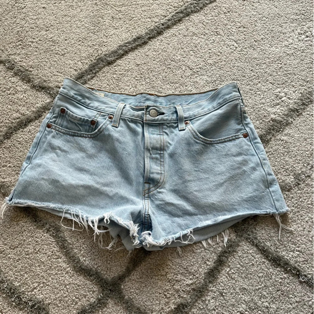 Levi’s 501 denim shorts jean premium high rise button fly light wash 28